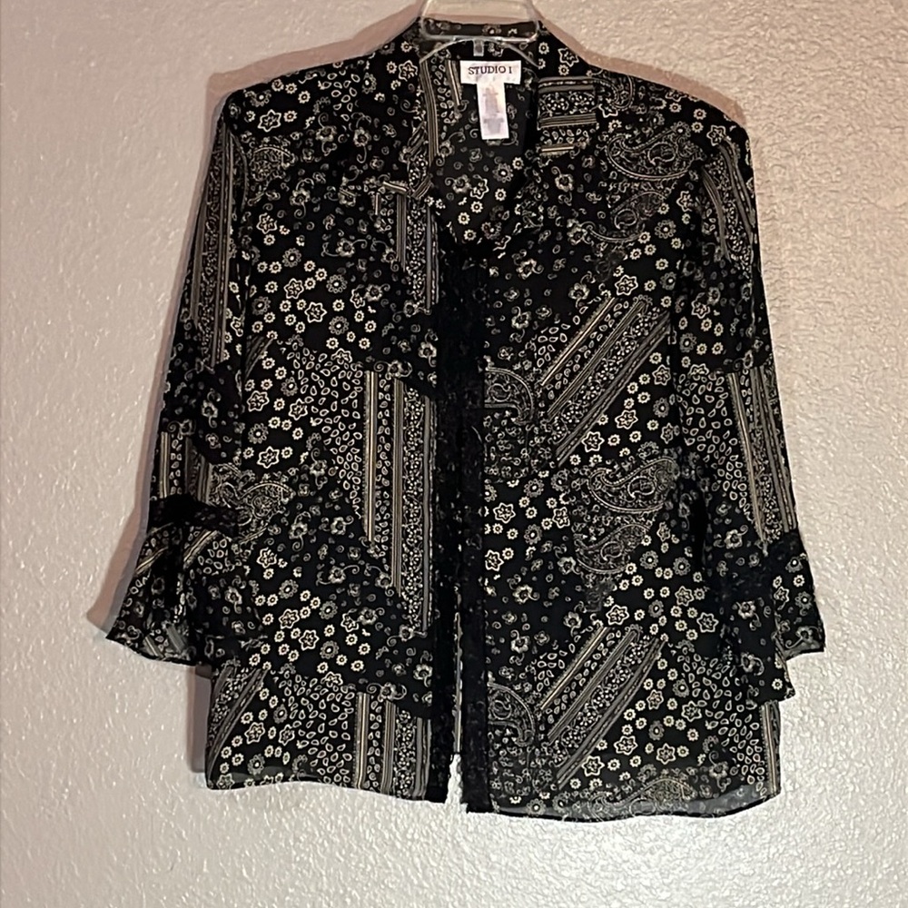 Studio I Black and Cream Floral Top Size 18
